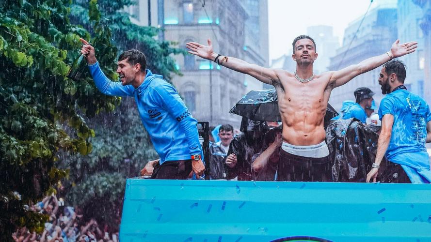 Tập 1 Together: Cú ăn ba của Manchester City